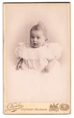 Fotografie C. Kohler, Stuttgart, Friedrichstrasse 32, hübsches Kind in weissem Kleid