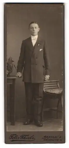 Fotografie Felix Thiele, Breslau, Gneisenau Str. 13, eleganter Knabe im schwarzen Anzug