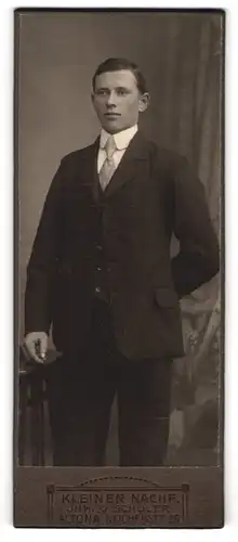Fotografie J. A. M. Kleiner, Altona, Reichenstr. 26, eleganter Mann im schwarzen Anzug