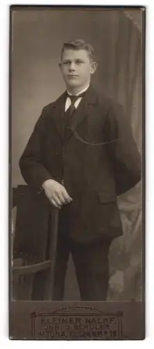 Fotografie J. A. M. Kleiner, Altona, Reichenstr. 26, stattlicher Mann mit schwarzem Anzug und Krawatte