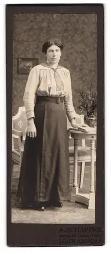 Fotografie A. Schaffer, Schwandorf, bürgerliche Dame in weisser Bluse und schwarzem Rock