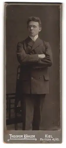 Fotografie Theodor Kähler, Kiel, Fleethörn 41-43, eleganter Mann im schwarzen Anzug mit Zwicker