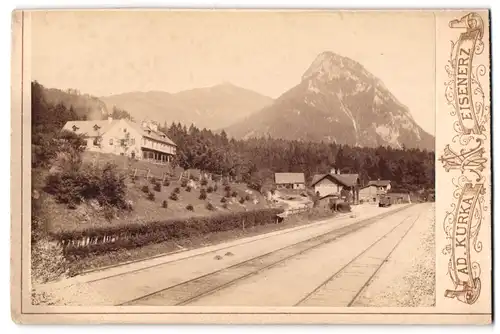 Fotografie Ad. Kurka, Eisenerz, Ansicht Gstatterboden, Blick zum Bahnhof und Wohnhaus im Ort