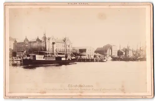 Fotografie Schmidt & Wegener, Ansicht Kiel, Postschiffdampfer Adler liegt vor Anker am Eisenbahndamm