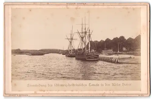 Fotografie Schmidt & Wegener, Ansicht Kiel, Seegelschiffe an der Einmündung zum Kieler Hafen