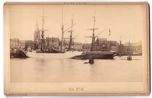 Fotografie Schmidt & Wegener, Ansicht Kiel, Segelschiffe am Hafen am Wall, Blick auf die Stadt