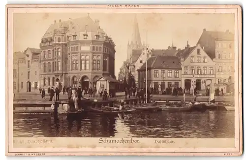 Fotografie Schmidt & Wegener, Ansicht Kiel, Blick auf das Schumacherthor, königl. Hauptzollamt und Hafenhaus