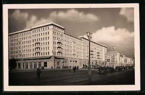 AK Berlin, Stalinallee, Am HO-Cafe Warschau