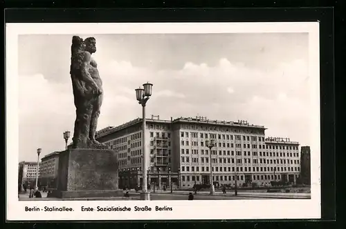 AK Berlin, Stalinallee mit Statue