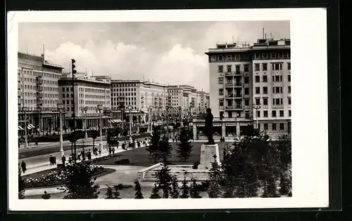 AK Berlin, Stalinallee mit Denkmal