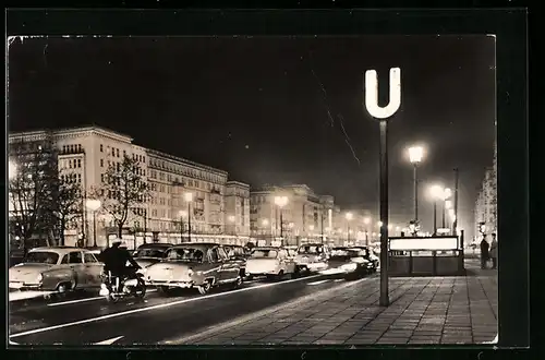 AK Berlin, Am U-Bahnhof Frankfurter Tor in der Karl-Marx-Allee