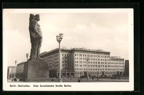 AK Berlin, Stalinallee mit Statue