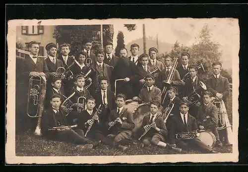 Foto-AK Junge Blasmusikkapelle, Musiker mit Trompeten