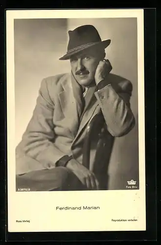 AK Schauspieler Ferdinand Marian mit Hut und Mantel
