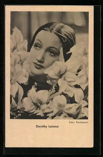 AK Schauspielerin Dorothy Lamour inmitten von Blumen