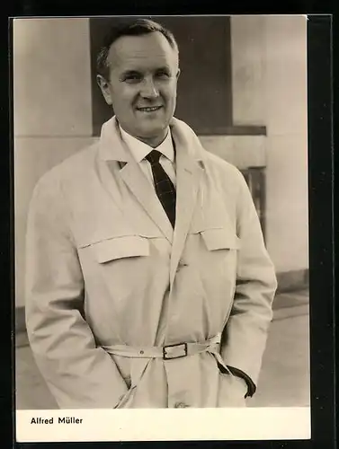 AK Schauspieler Alfred Müller mit Krawatte im Mantel