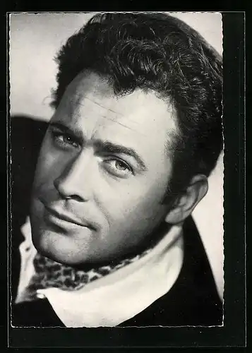 AK Schauspieler Carl Möhner mit Halstuch im Portrait