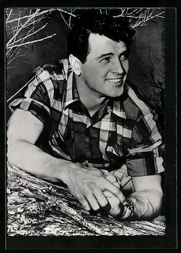 AK Schauspieler Rock Hudson mit strahlendem Lächeln