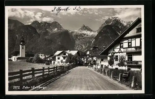 AK Lofer, Ortspartie mit Kirche und Bergen