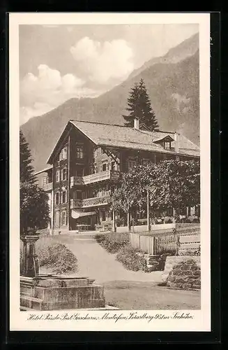 AK Gaschurn /Montafon, Kesslers Hotel Rössle-Post mit Brunnen