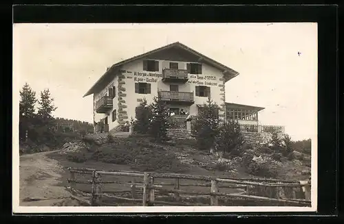 AK Klobenstein, Alpen-Gasthof / Gasthof und Pension auf der Tann, Gebäudeansicht mit Strasse