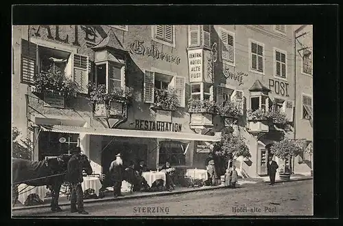 AK Sterzing a. Br., Hotel alte Post, Strassenansicht mit Gästen an Tischen