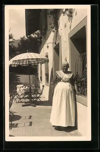 Foto-AK Meran, Besitzerin des Restaurant San Valentino auf der Terrase ihrens Restaurants