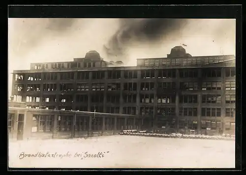 Foto-AK Berlin-Tempelhof, Brand der Sarotti-Schokoladen-Fabrik, Teilestrasse, 1922