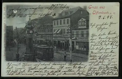 Mondschein-AK Offenbach a. M., Strassenpartie mit Uhr und Strassenbahn