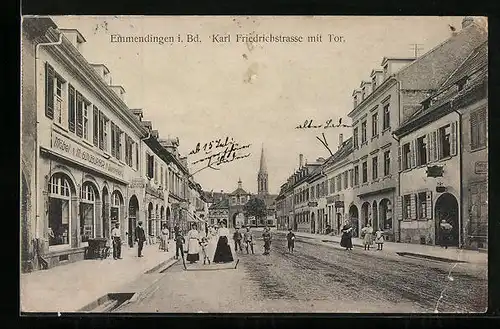 AK Emmendingen i. Bd., Karl Friedrichstrasse mit Tor und Kirche