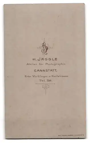 Fotografie H. Jäggle, Cannstatt, Ecke Waiblinger- u. Karlstr., Herr mit Gehstock und Melone und imposantem Schnurbart