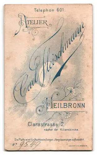 Fotografie Carl Fleischmann, Heilbronn, Clarastr. 2, gutbürgerliche Dame in schwarzem Kleid zur Seite blickend