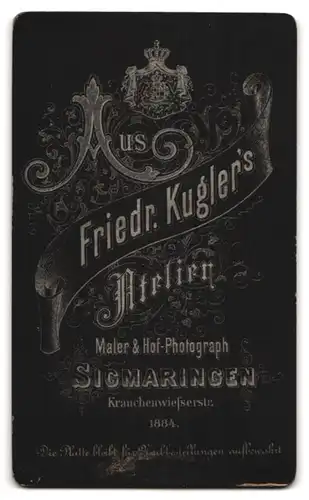 Fotografie Friedrich Kugler, Sigmaringen, Krauchenwiesserstr., gutbürgerliche Dame im schwarzem Kleid an Sofa abstützend