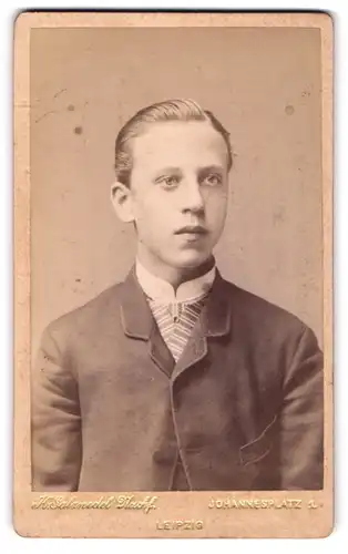 Fotografie K. Salzwedel, Leipzig, Johannesplatz 1, junger Mann im Sakko mit zurückgegeltem Haar