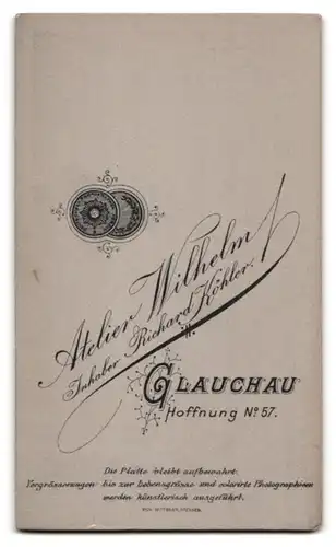 Fotografie Atelier Wilhelm, Glauchau, Hoffnung 57, junge hübsche Frau mit verziertem Mantel