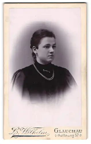 Fotografie L. Wilhelm, Glauchau, Hoffnung 57, ernst blickende junge Dame im schwarzem Kleid mit Kette