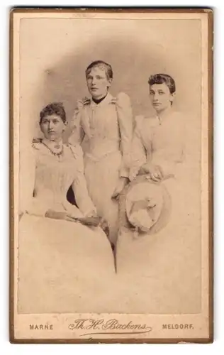 Fotografie Th. H. Backens, Meldorf, drei junge Damen in taillierten weissen Kleidern posierend