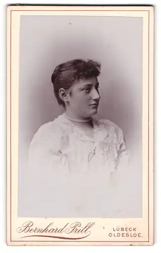 Fotografie Bernhard Prill, Lübeck, Breitestrasse 97, Portrait Dame in weissem Spitzenkleid zur Seite blickend