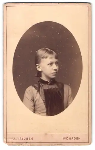 Fotografie J. P. Stüben, Wöhrden, Portrait junges Mädchen im Kleid