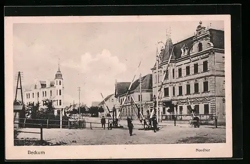 AK Beckum, Strassenpartie am Nordtor mit Bahnschranken