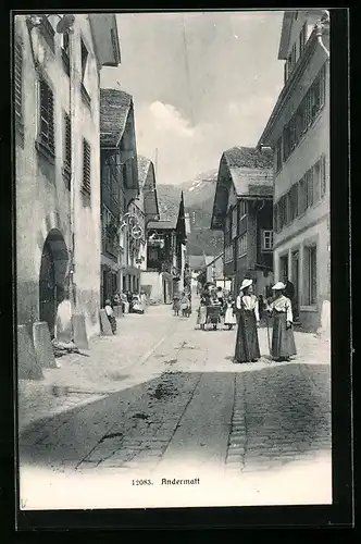 AK Andermatt, Strassenpartie mit Passantinnen in Tracht