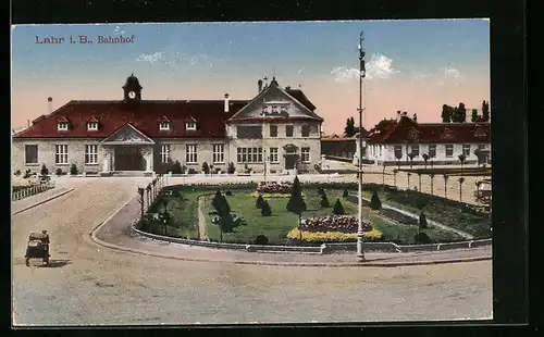 AK Lahr i. B., Bahnhof mit Strasse und Anlagen