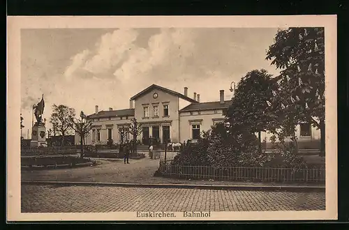 AK Euskirchen, Bahnhof mit Vorplatz und Denkmal