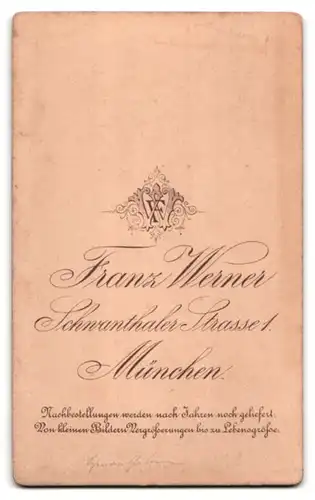 Fotografie Atelier Werner, München, junger Bursche als Student im Anzug mit Mantel und Schirmmütze samt Couleur