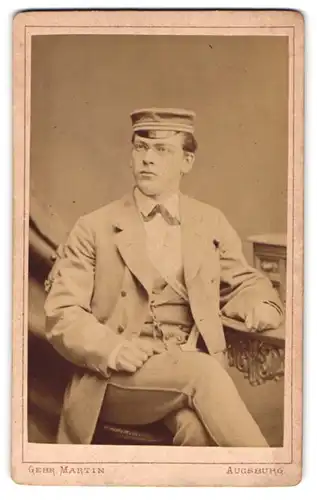 Fotografie Gebr. Martin, Augsburg, Student im Anzug mit Couleuer und Schirmmütze