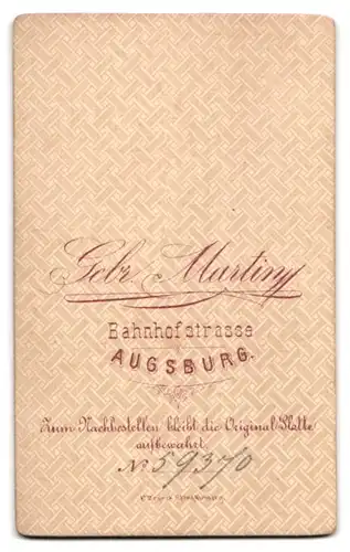 Fotografie Gebr. Martin, Augsburg, Student im Anzug mit Couleuer und Schirmmütze