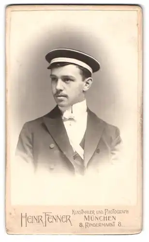 Fotografie Heinr. Fenner, München, Student im feinen Anzug mit Couleuer und Schirmmütze