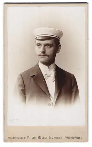 Fotografie Friedr. Müller, München, junger Student im Anzug mit Schirmmütze samt Couleuer