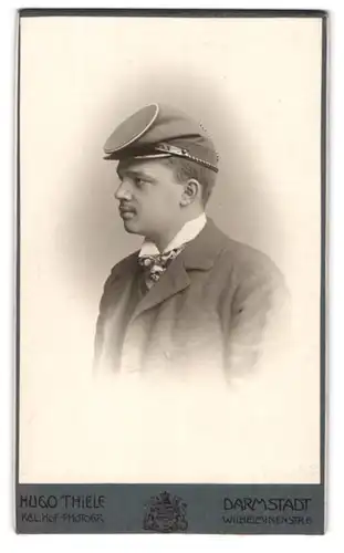 Fotografie Hugo Thiele, Darmstadt, Student Kurt Vömel mit Stürmer im Anzug, 1901