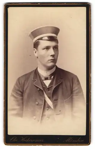 Fotografie Chr. Herkommer, München, Student im Anzug mit Couleuer und Fliege, Tellermütze